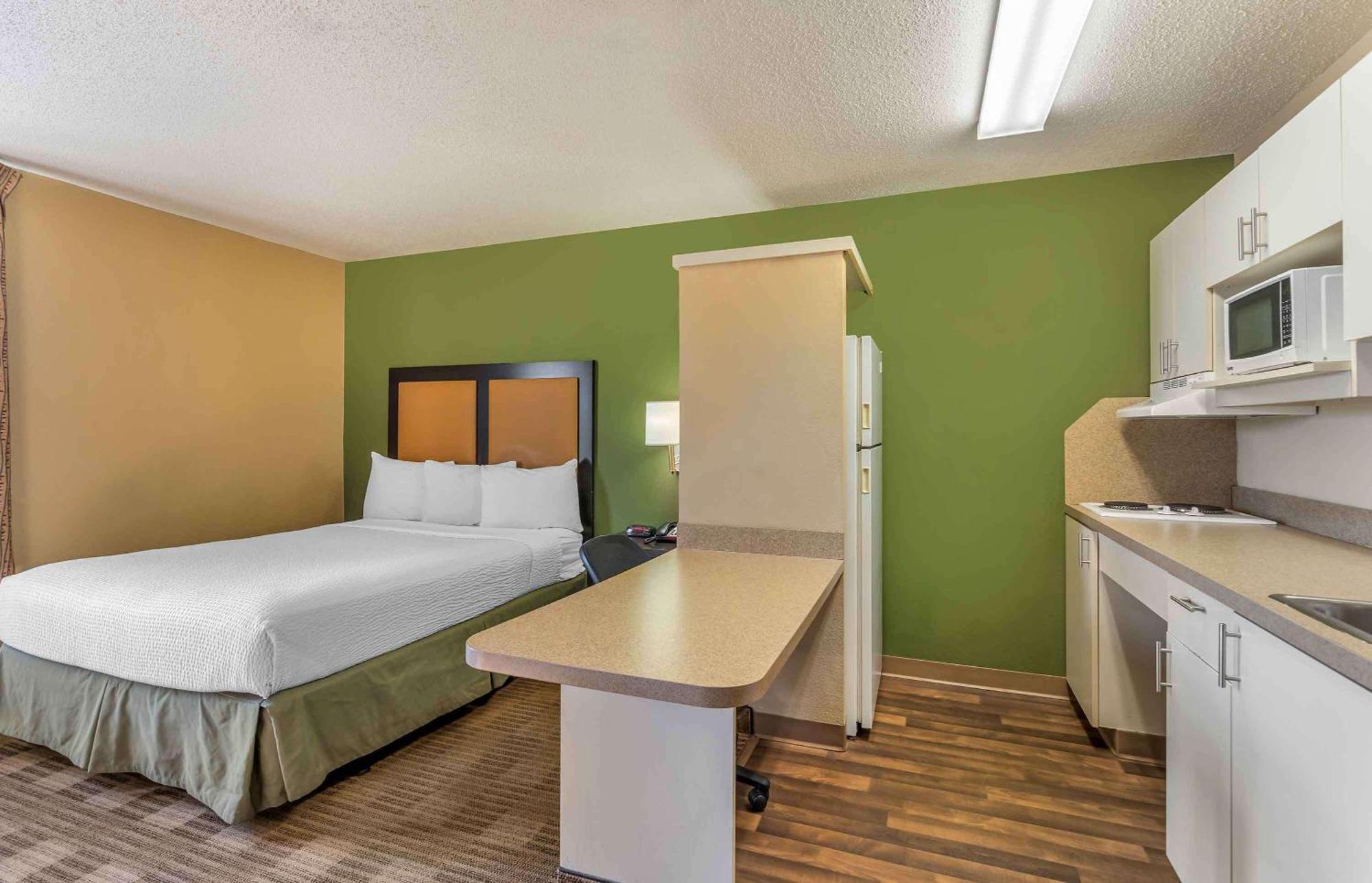 Extended Stay America Select Suites - Chicago - Даунерс-Гров Экстерьер фото
