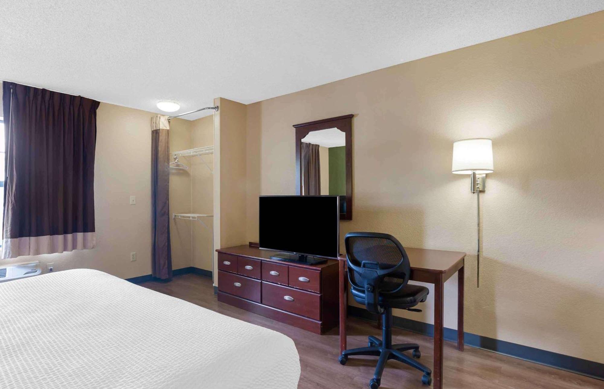 Extended Stay America Select Suites - Chicago - Даунерс-Гров Экстерьер фото